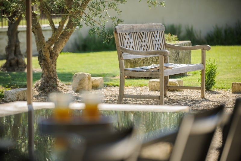 Jardin avec banc sous les oliviers